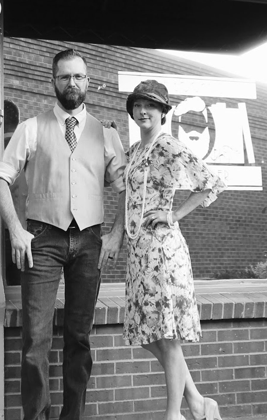 man and woman dressed with clothes from the prohibition era